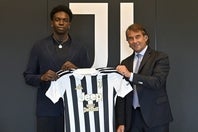 ユベントスがジェノアから獲得した19歳のイタリア代表FWエカトール（左）とカルネバーリCEO（右）。(C)Getty Images