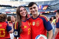 北中米W杯で優勝したペドリは、恋人のアレハンドラ・ドルタさんらとともに、中国でバカンスを満喫している。(C)Getty Images