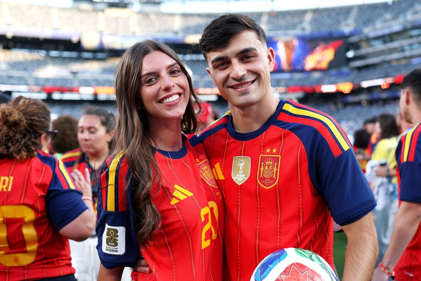 北中米W杯で優勝したペドリは、恋人のアレハンドラ・ドルタさんらとともに、中国でバカンスを満喫している。(C)Getty Images