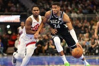 ヤニス（右）がヒートで共闘するミッチェル（左）とギリシャでワークアウトに励んだ。(C)Getty Images