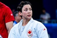 パリ五輪柔道金メダリストの出口クリスタさん。畳上とはガラリと変わった雰囲気が注目を集めている。(C)Getty Images