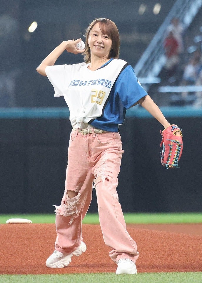 ファーストピッチに登場した歌手の鈴木亜美さん。写真：産経新聞社