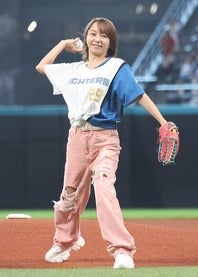 ファーストピッチに登場した歌手の鈴木亜美さん。写真：産経新聞社