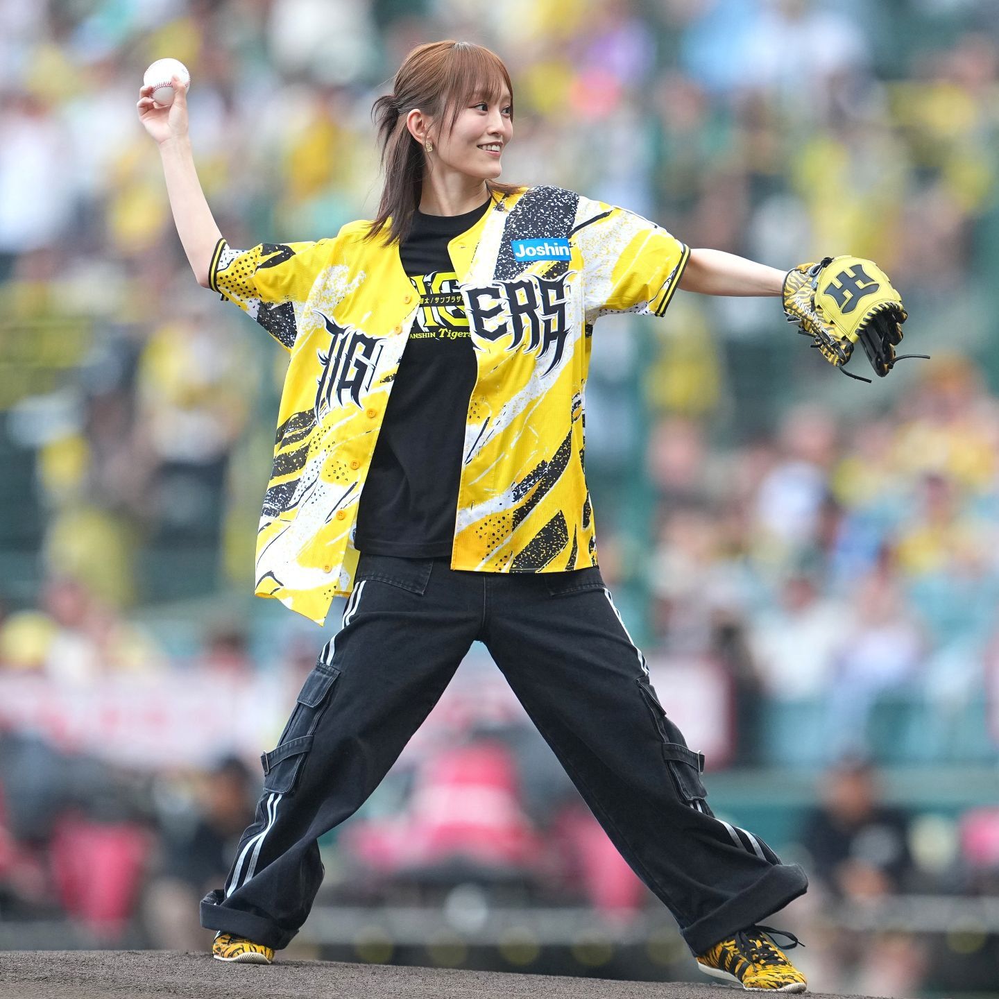 昨夏に続いて甲子園を盛り上げた山本彩さん。“ノーバン成功”も２年連続ながら「緊張で吐きそうでした」。写真：産経新聞社