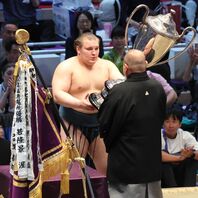 大関復帰を決め、３度目の幕内優勝を飾った安青錦。八角理事長から賜杯を受け取る。写真：スポーツ報知/アフロ