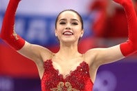 ゴージャスな雰囲気のドレス姿を公開したザギトワ。(C)Getty Images