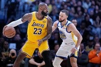レブロン（左）とカリー（右）の夢のタッグは実現しなかった。(C)Getty Images