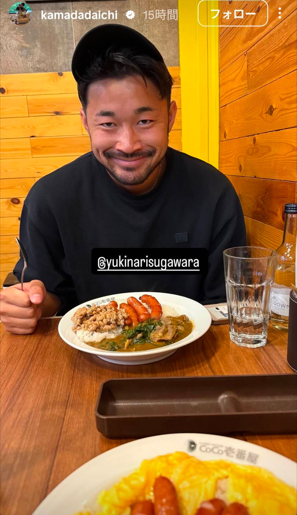 カレーを前にニヤッと笑みを浮かべる菅原。写真：鎌田の公式インスタグラム（@kamadadaichi）より