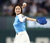 サントリードリームマッチ2026で始球式を務めた上戸彩さん。写真：産経新聞社