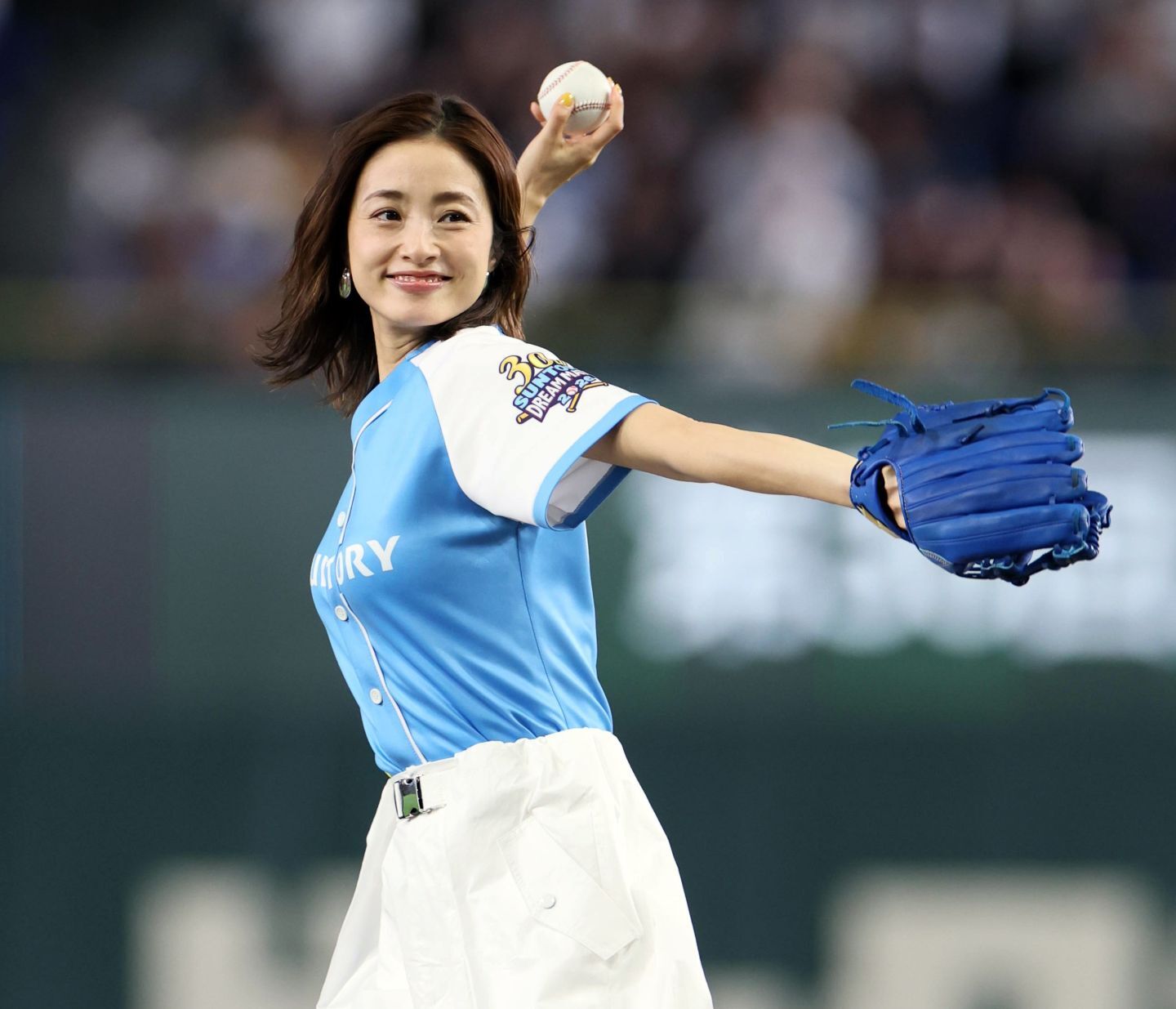 サントリードリームマッチ2026で始球式を務めた上戸彩さん。写真：産経新聞社