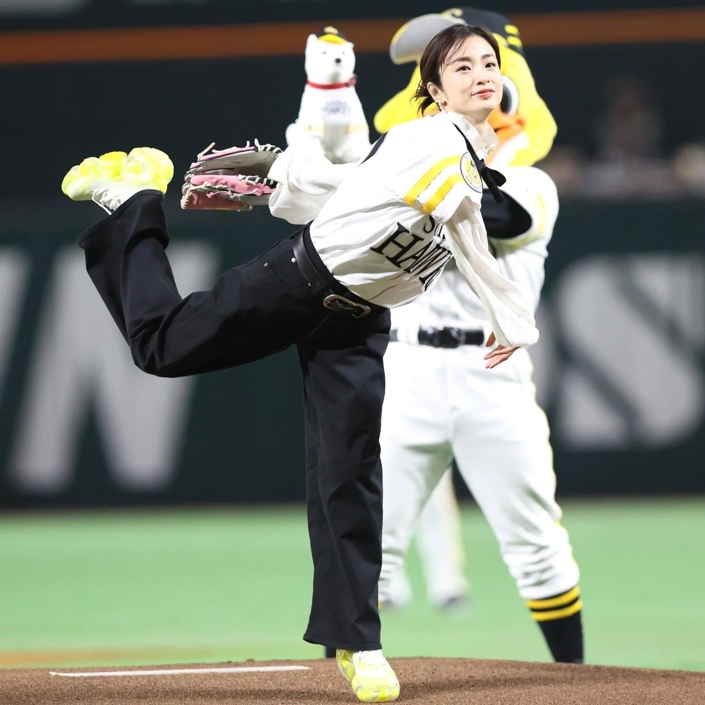 昨年３度目の大役を担った上戸彩さん。みずほPayPayドームは大歓声に包まれた。写真：産経新聞社