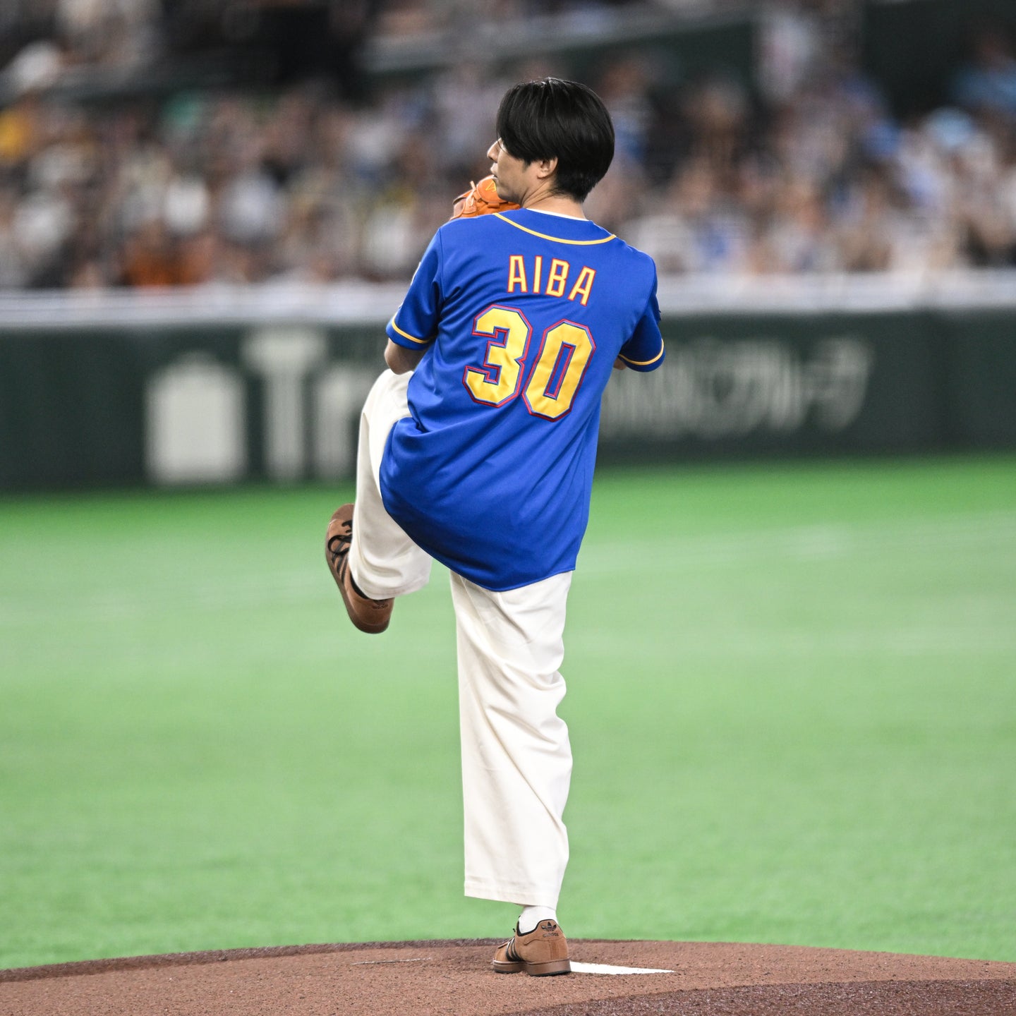 プロ野球の球宴でファーストピッチを務めた俳優の相葉さん。写真：鈴木颯太朗