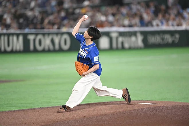プロ野球の球宴でファーストピッチを務めた俳優の相葉さん。写真：鈴木颯太朗