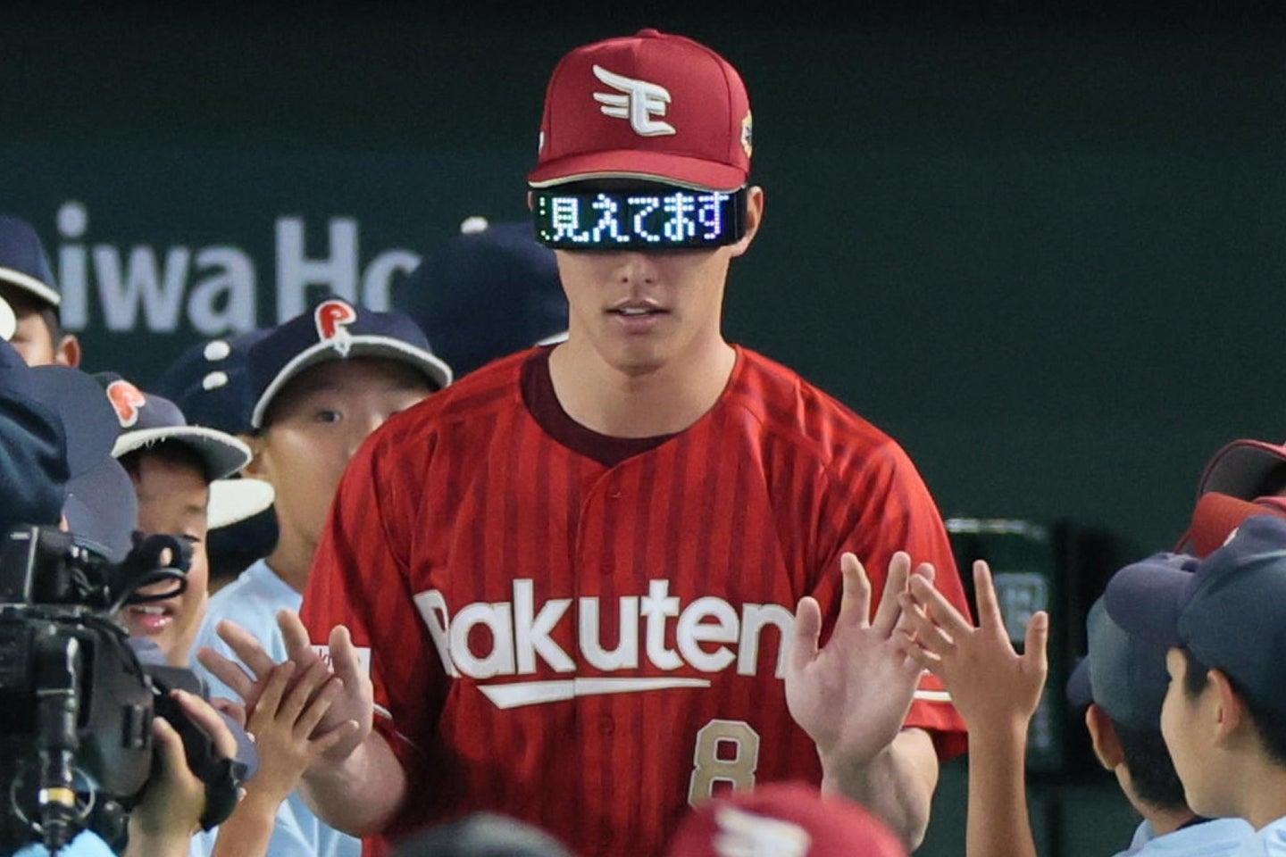 楽天の辰己涼介が披露したド派手なパフォーマンスが話題だ。写真：産経新聞社