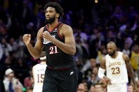 MVP経験者のエンビードに、レブロン(右)やブラウンら勝者を加えたシクサーズ。リーグの頂点に立てるか。(C)Getty Images