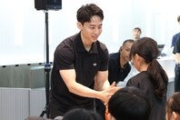 河村がトークショーで子どもたちにアドバイスを送った。写真：滝川敏之