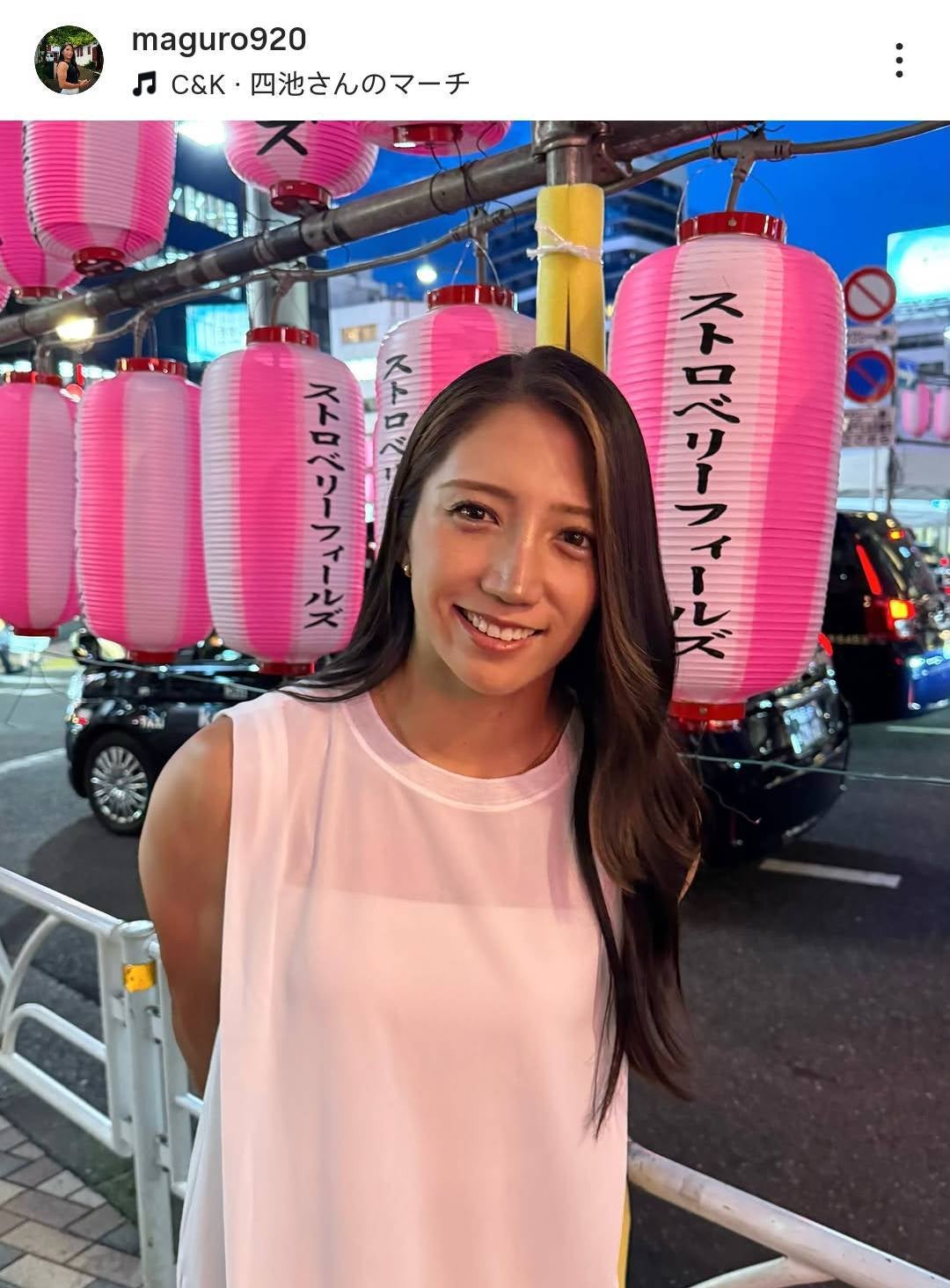 笑顔のラグビー女子の梶木。後ろに隠した腕をよーく見ると、男性顔負けのマッチョ姿が露わになった。画像は本人のインスタグラムのスクリーンショット。