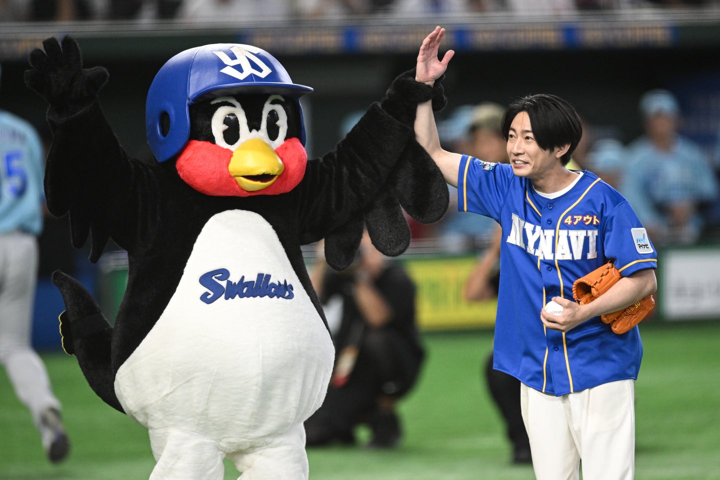 プロ野球の球宴第１戦で俳優の相葉雅紀さんがファーストピッチを務めた。写真：鈴木颯太朗