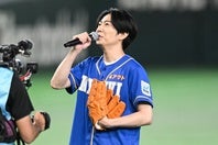 球宴の第１戦では元「嵐」のメンバーで俳優の相葉雅紀さんが始球式を務めた。写真：鈴木颯太朗