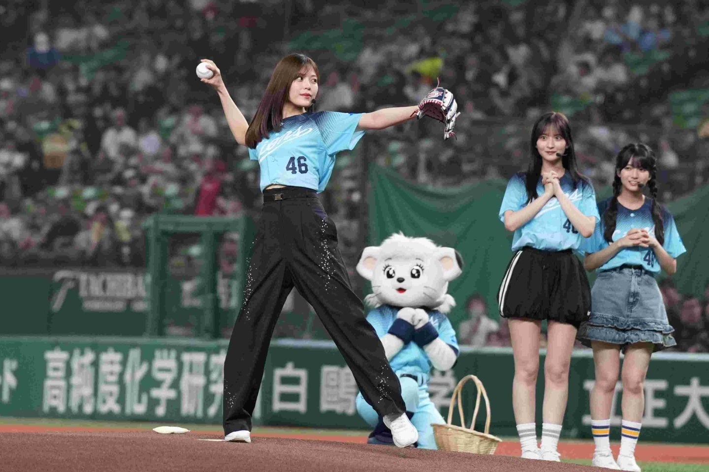 乃木坂野球部の柴田柚菜さんがベルーナDで始球式を務めた。写真：球団提供