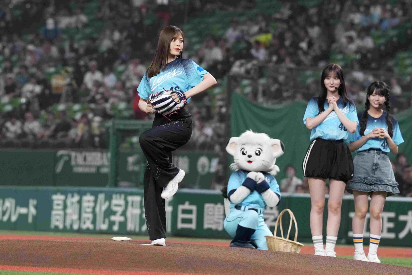 乃木坂野球部の柴田柚菜さん。セットポジションからノーバンで見事なストライク投球だった。写真：球団提供