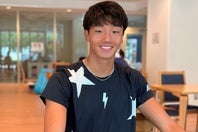 松岡修造の息子として注目を集める修は、幼少期に水泳やラグビーにも打ち込み、一度はケガでテニスを離れる経験もした。遠回りの末にたどり着いたプロへの道を、本人が語った。写真：内田暁