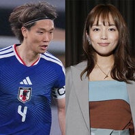 結婚を発表した板倉滉と川口春奈。(c)Getty Images、(C)SOCCER DIGEST