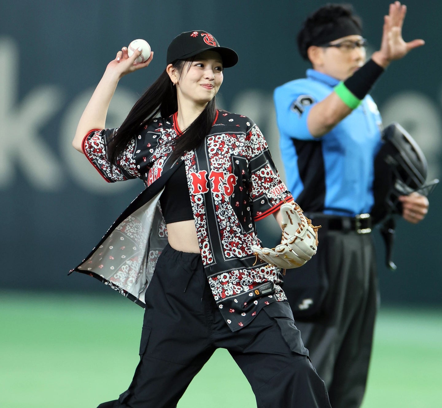 モデルの横田真悠さんがDeNA戦で始球式を務めた。写真：産経新聞社