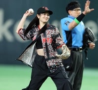 モデルの横田真悠さんがDeNA戦で始球式を務めた。写真：産経新聞社