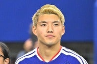 チームメイトの吉報に祝福を贈った堂安。写真：金子拓弥（THE DIGEST写真部／JMPA代表撮影）
