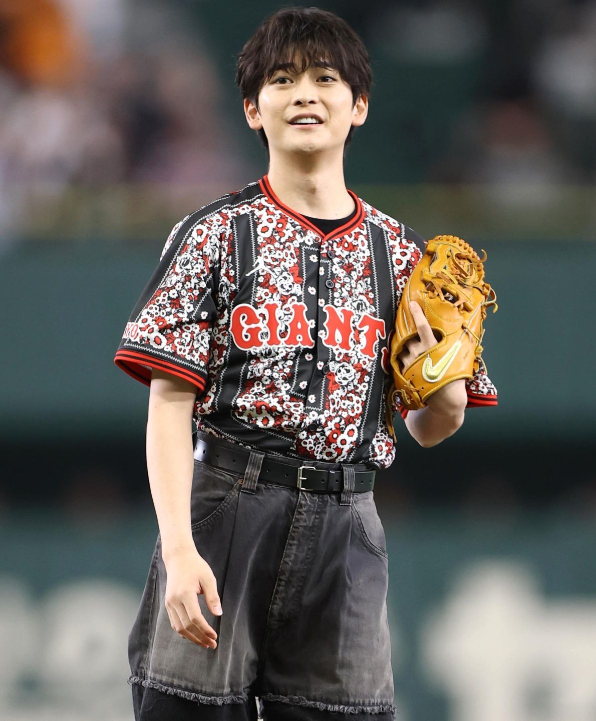 颯爽とマウンドに立ち、ノーバウンド投球を完遂した高橋文哉さん。いまもっとも勢いに乗る若手俳優のひとりだ。写真：産経新聞社
