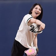 ソフトバンクのセレモニアルピッチに登場した女優の田中麗奈さん。写真：産経新聞社