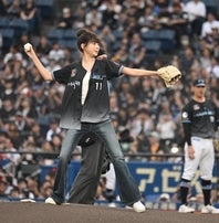 ZOZOマリンで始球式を務めた「LE SSERAFIM」のホン・ウンチェさん。写真：産経新聞社