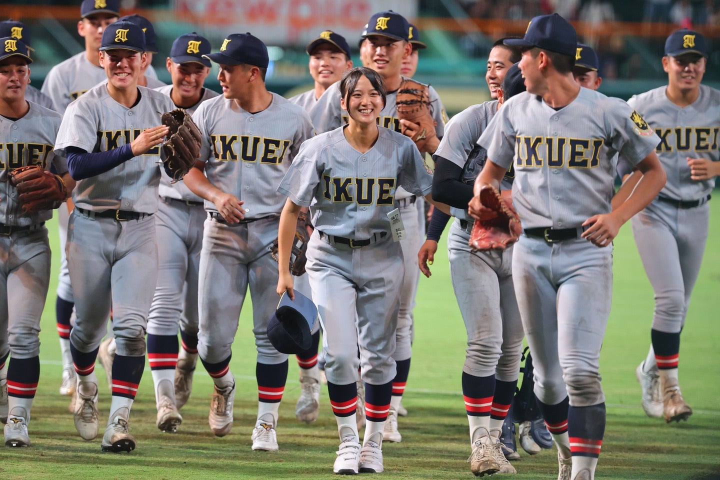 開幕戦の勝利を喜ぶ仙台育英のメンバー 写真：THE DIGEST写真部
