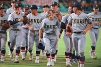 開幕戦の勝利を喜ぶ仙台育英のメンバー 写真：THE DIGEST写真部