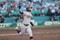 ４回に目の覚める一発を放った仙台育英の田山 写真：THE DIGEST写真部