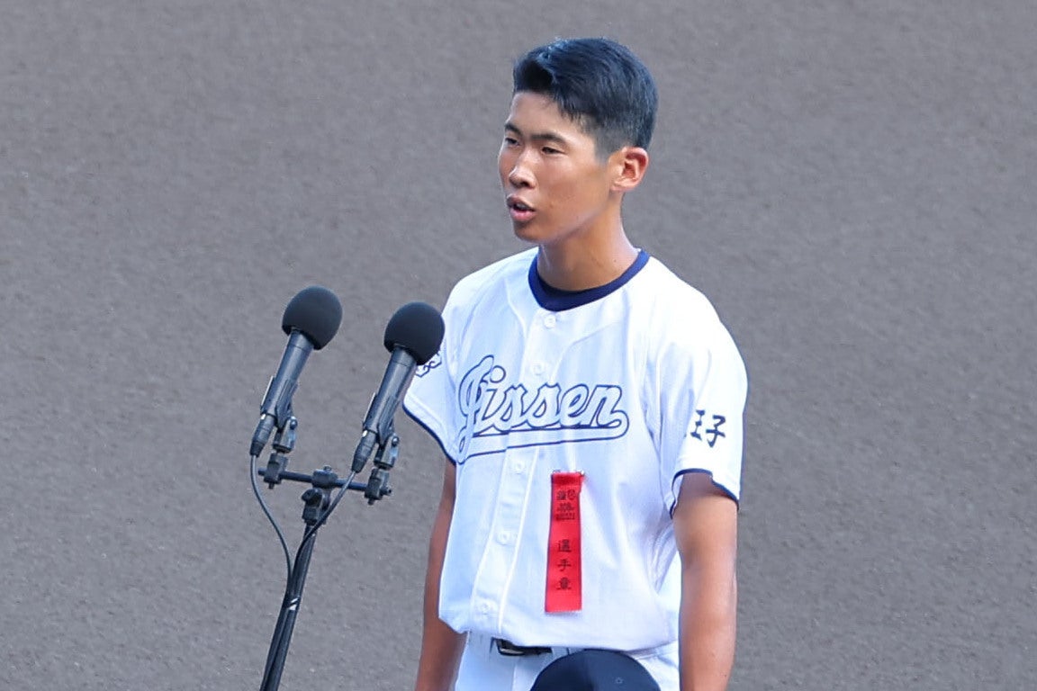 選手宣誓の大役を務めた八王子実践の矢沢陵磨主将（３年）。写真：梅月智史（THE DIGEST写真部）