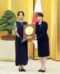 高市早苗首相から国民栄誉賞の盾を受け取る元スピードスケート女子の高木美帆さん（左）。写真：産経新聞社