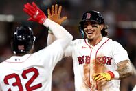 ホームランを放ったデュランをモナステリオが祝福。レッドソックスの猛打が爆発した。(C) Getty Images