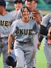 仙台育英の星よつは学生コーチ兼マネジャー（中央）。仲間と初戦突破を喜んだ。写真：梅月智史（THE DIGEST写真部）