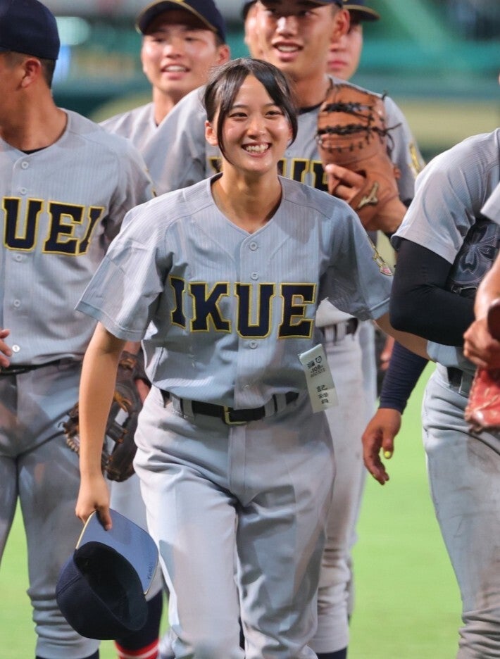 仙台育英の星よつは学生コーチ兼マネジャー（中央）。仲間と初戦突破を喜んだ。写真：梅月智史（THE DIGEST写真部）