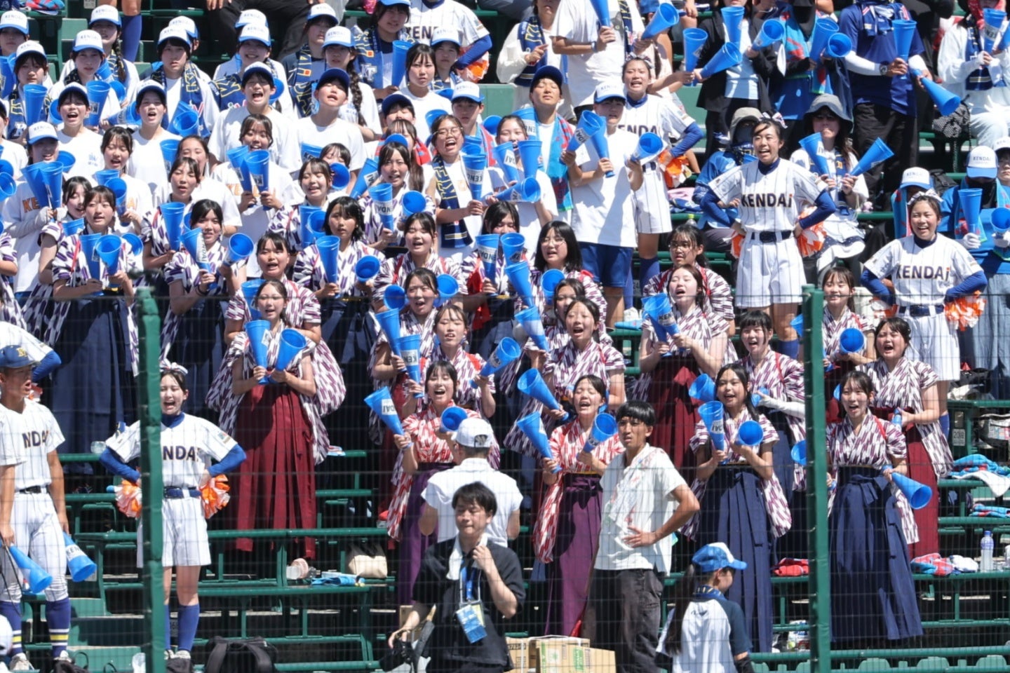 初戦を勝った健大高崎。アルプス席の名物応援が話題になっている。写真：梅月智史（THE DIGEST写真部）