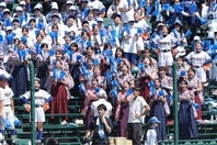 初戦を勝った健大高崎。アルプス席の名物応援が話題になっている。写真：梅月智史（THE DIGEST写真部）