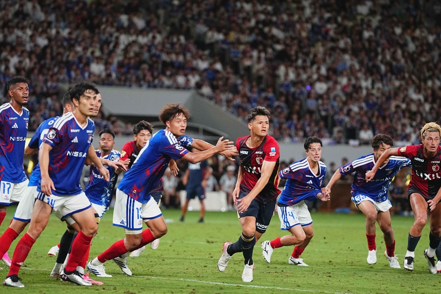 MUFGスタジアムで行なわれたJリーグ開幕戦。W杯で話題を集めた人気女優２人が観戦していた。(C)THE DIGEST