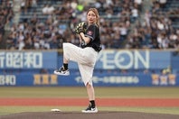 ZOZOマリンで始球式を務めた元モー娘。の後藤真希さん。写真：球団提供