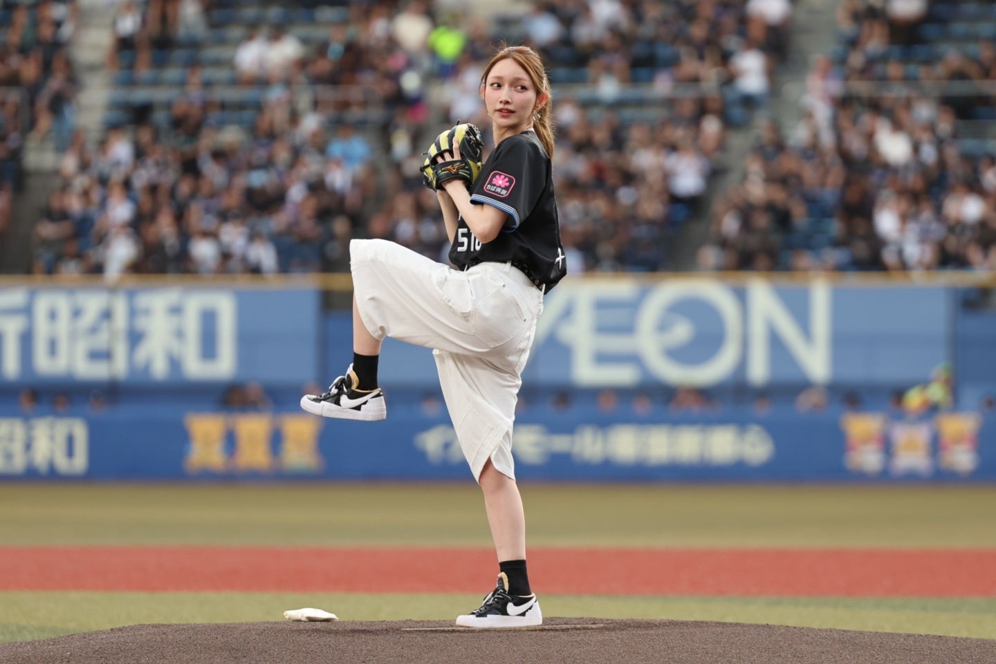 ZOZOマリンで始球式を務めた元モー娘。の後藤真希さん。写真：球団提供