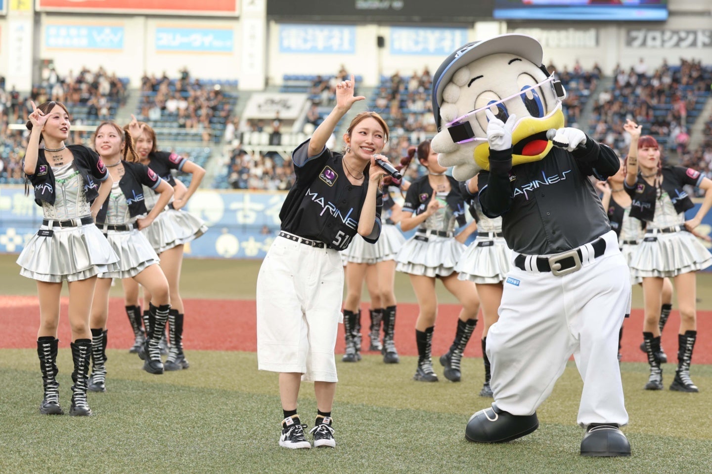 試合前にはライブパフォーマンスでモー娘。時代のヒット曲「LOVEマシーン」を歌った後藤真希さん。写真：球団提供