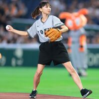 プロ野球ファンにお馴染みの望月理恵さんが始球式に登場。東京ドームの観衆を沸かせた。写真：産経新聞社