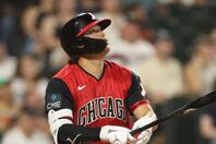 高々と舞い上がった打球を見つめる村上。６試合ぶりの25号本塁打を放った。(C) Getty Images
