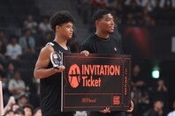 MVPに選ばれ、賞品のLA行きチケットを八村から手渡された本田。写真：永島裕基
